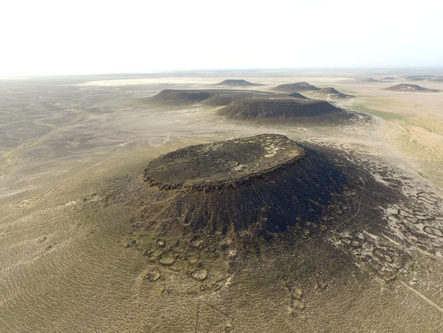 Mesa M-4 (“Maitland’s Hillfort”) in Wadi al-Qattafi in the Black Desert. Numerous Late Neolithic dwellings and corrals are located on the slopes and at the foot of the mesa (Photo by A.C. Hill).