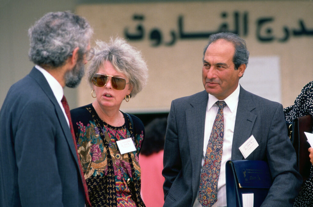 Jordan. Irbid, International Conference on the History and Archaeology of Jordan (ICHAJ) 5th conference, 12-17 April 1992. From left: Bert de Vries, Patricia Bikai, Pierre Bikai (ACOR Director (1991-2006))